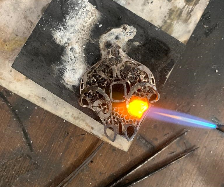 Handcrafting a white gold pendant with fire