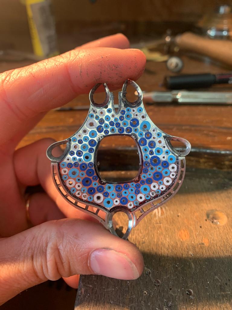 Handcrafting a white gold pendant 