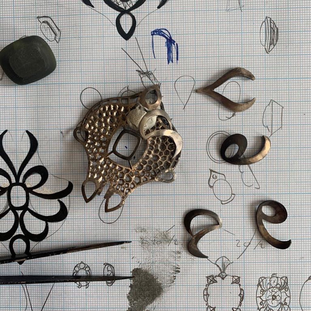 Sketching and handcrafting a white gold pendant 